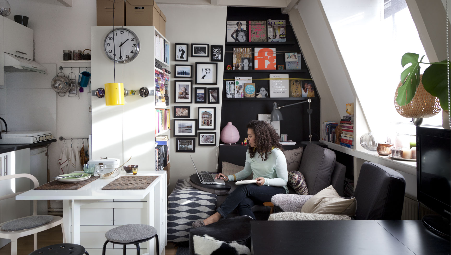 Un joli studio organisé pour vivre et travailler decocrush