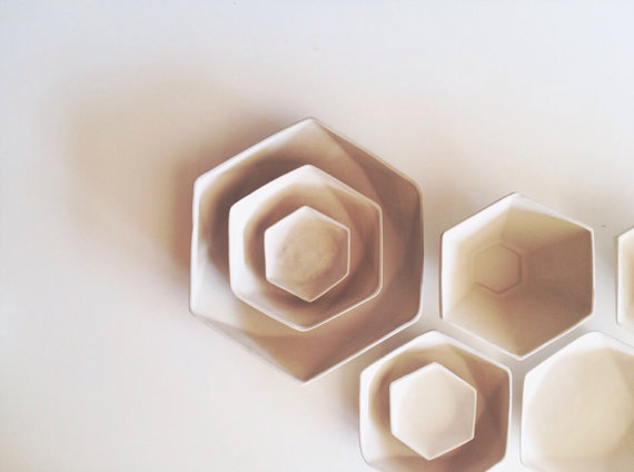 Etsy Crush | 16 essentiels pour une rentrée en douceur : plats hexagone de convivial production | @decocrush - www.decocrush.fr