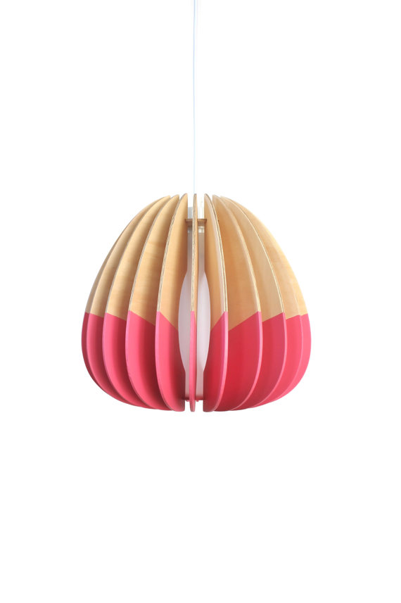 Suspension en bois peint en rose