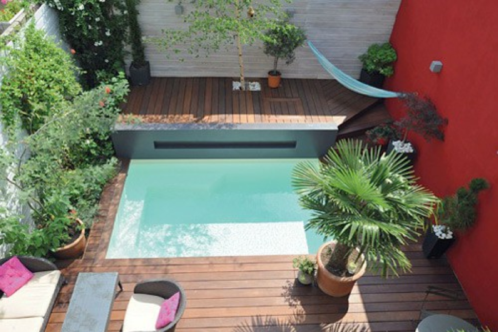 Cet hiver, on profite de son jardin grâce aux Piscines Caron ! Maison meulière et mini piscine colorée = crush ! - @decocrush - www.decocrush.fr