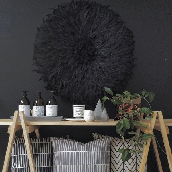 Tendance : les chapeaux africains s'affichent sur nos murs ! www.decocrush.fr - @decocrush