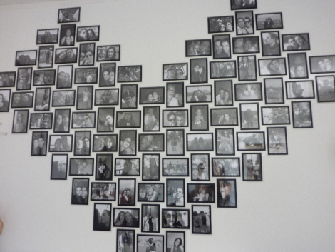 Photo Comment Faire Un Coeur Avec Des Photos Decocrush Accorcher Des Cadres Sans Clou Ni Vis Grace A Slimpy04 Decocrush Decorez Avec Intention