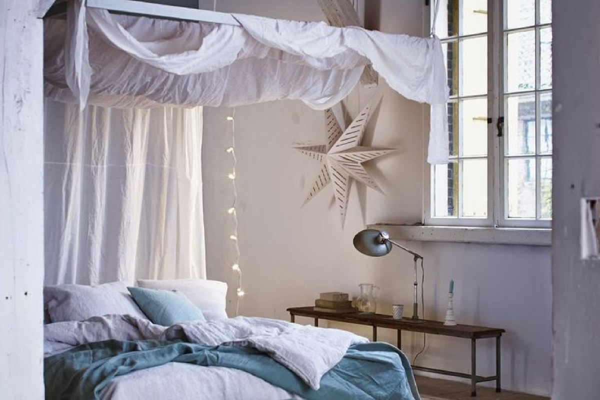 Idées déco : Un ciel de lit pour une chambre bohème et cosy