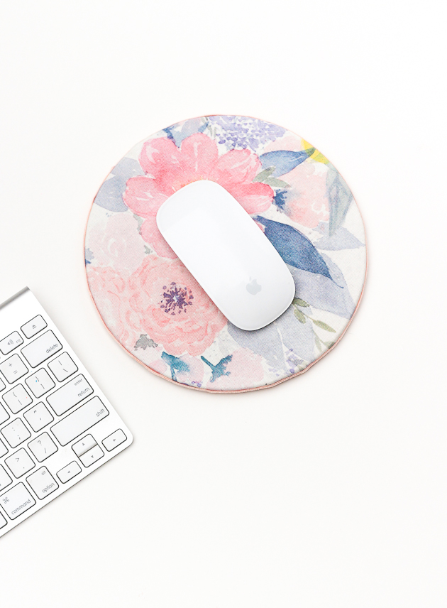 DIY : Un tapis de souris fleuri sur @decocrush - www.decocrush.fr