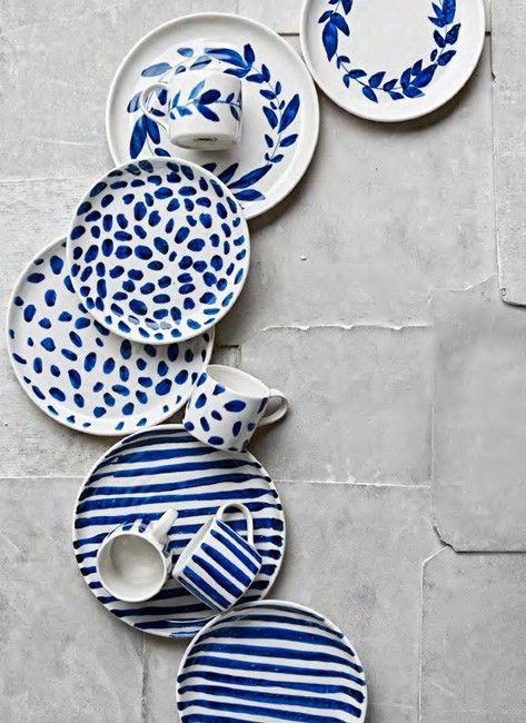 Note to myself : prendre le temps de customiser ma vaisselle en porcelaine blanche avec des touches d'indigo très graphiques