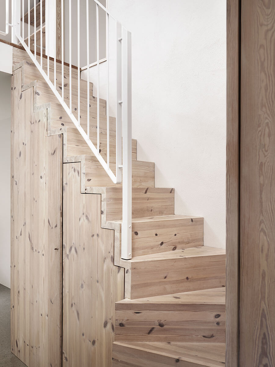 Idées déco pour une ambiance scandinave très chic dans les escaliers sur @decocrush - www.decocrush.fr